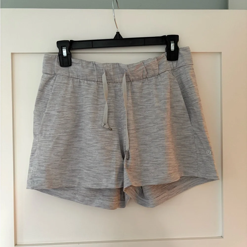 lululemon athletica Women's On The Fly Short - Light Gray Size 8 - Picture 5 of 8